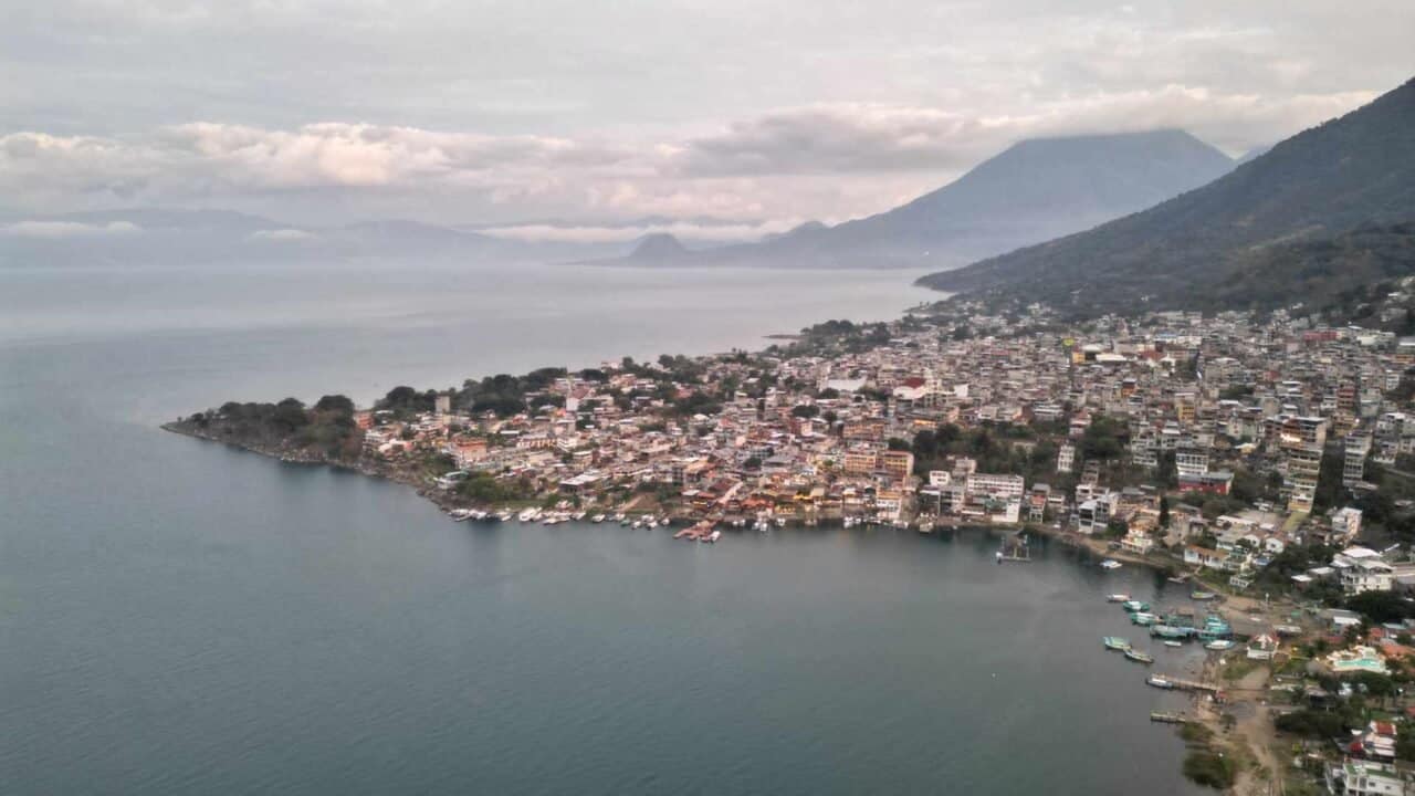 Blick auf die Stadt San Pedro am Lake Atitlan