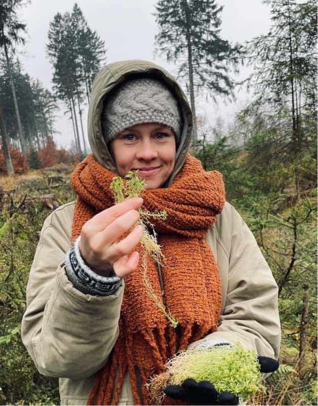 Anni mit Torfmoos in den Händen